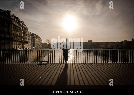 Ein Blick von Pont Saint-Louis nach Île Saint-Louis, Paris, Frankreich Stockfoto