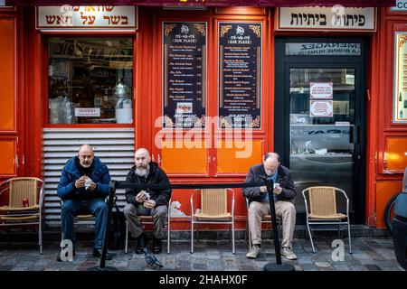 Menschen am Fenster eines beliebten Restaurants zum Mitnehmen Fallafel in der Rue des Rosiers im jüdischen Viertel Marais. Paris, Frankreich Stockfoto