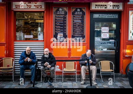 Menschen am Fenster eines beliebten Restaurants zum Mitnehmen Fallafel in der Rue des Rosiers im jüdischen Viertel Marais. Paris, Frankreich Stockfoto