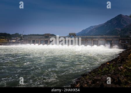 Die Kraft des Wassers am Cascade Locks Damm in Oregon Stockfoto