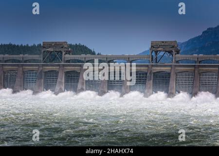 Die Kraft des Wassers am Cascade Locks Damm in Oregon Stockfoto