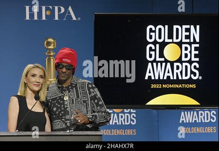 Beverly Hills, Usa. 13th Dez 2021. Helen Hoehne, Präsidentin der Hollywood Foreign Press Association, und Snoop Dogg präsentieren am Montag, den 13. Dezember 2021 in Beverly Hills, Kalifornien, die Nominierungen für den jährlichen Golden Globe Award 79th im Beverly Hilton. Foto von Jim Ruymen/UPI Credit: UPI/Alamy Live News Stockfoto