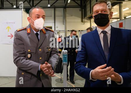 Dresden, Deutschland. 13th Dez 2021. Der sächsische Ministerpräsident Michael Kretschmer (CDU, r) und Carsten Breuer, Generalmajor der Bundeswehr und sogenannter Corona General, besuchen das Impfzentrum der Messe Dresden. Kredit: Robert Michael/dpa/Alamy Live Nachrichten Stockfoto