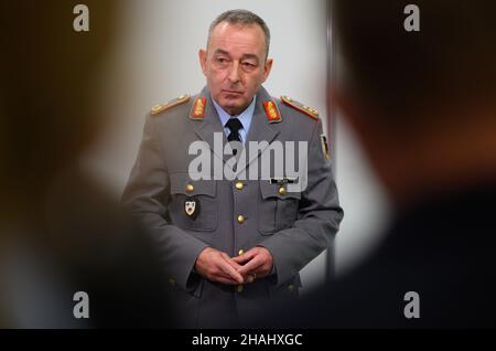 Dresden, Deutschland. 13th Dez 2021. Carsten Breuer, Generalmajor der Bundeswehr und sogenannter Corona General, besucht das Impfzentrum auf dem Dresdner Messegelände. Kredit: Robert Michael/dpa/Alamy Live Nachrichten Stockfoto