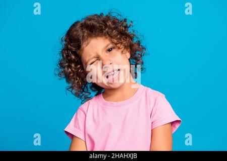 Portrait von attraktiven fröhlich girlish wellig-haarige Mädchen winken gute Laune isoliert über lebendige blaue Farbe Hintergrund Stockfoto