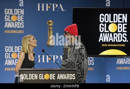 Beverly Hills, Usa. 13th Dez 2021. Helen Hoehne, Präsidentin der Hollywood Foreign Press Association, und Snoop Dogg präsentieren am Montag, den 13. Dezember 2021 in Beverly Hills, Kalifornien, die Nominierungen für den jährlichen Golden Globe Award 79th im Beverly Hilton. Foto von Jim Ruymen/UPI Credit: UPI/Alamy Live News Stockfoto