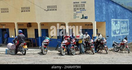 MUSANZE, RUANDA - 16. Nov 2018: Moto Taxis warten auf Kunden entlang der Hauptautobahn Stockfoto