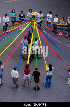 tanzen um den Maypole in Brooklyn Heights Brooklyn NYC Stockfoto