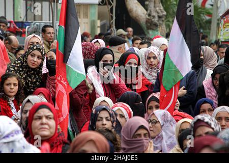 Gaza. 13th Dez 2021. Anhänger der Volksfront zur Befreiung Palästinas (PFLP) nehmen am 13. Dezember 2021 in Gaza-Stadt an einer Kundgebung zum 54th. Jahrestag der Gründung der PFLP Teil. Kredit: Rizek Abdeljawad/Xinhua/Alamy Live Nachrichten Stockfoto