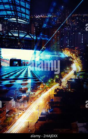 Abstrakte Stadt Nacht verschwommenes Licht Doppelbelichtung bewegen Zug und Menschen Hintergrund Stockfoto