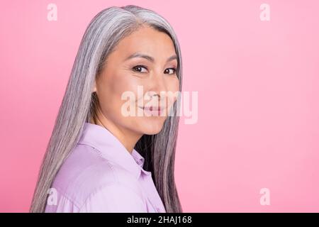 Profil Seitenansicht Porträt von attraktiven gut gepflegt fröhlich grauhaarige Frau kopieren Raum isoliert über rosa Pastellfarben Hintergrund Stockfoto