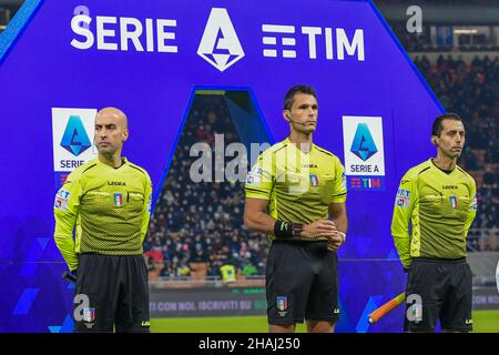 Mailand, Italien. 12th Dez 2021. Schiedsrichter Matteo Marchetti sah mit seinen Linienleuten vor der Serie Ein Spiel zwischen Inter und Cagliari bei Giuseppe Meazza in Mailand. (Foto: Gonzales Photo/Alamy Live News Stockfoto