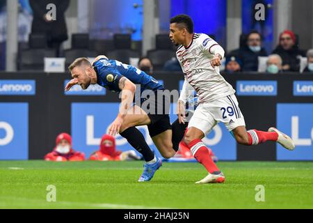 Mailand, Italien. 12th Dez 2021. Milan Skriniar (37) von Inter Og Dalbert (29) von Cagliari gesehen während der Serie Ein Spiel zwischen Inter und Cagliari bei Giuseppe Meazza in Mailand. (Foto: Gonzales Photo/Alamy Live News Stockfoto