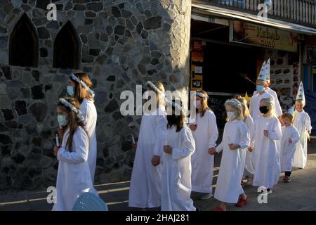 13. Dezember 2021, teneriffa, Spanien: Die Feier von Santa Lucia in der schwedischen Kirche Los Cristianos, eine Tradition voller Magie und Mystik. In der Prozession inkarniert ein Mädchen die heilige hat Brautjungfern und Sternjungen. (Bild: © Mercedes Menendez/Pacific Press via ZUMA Press Wire) Stockfoto