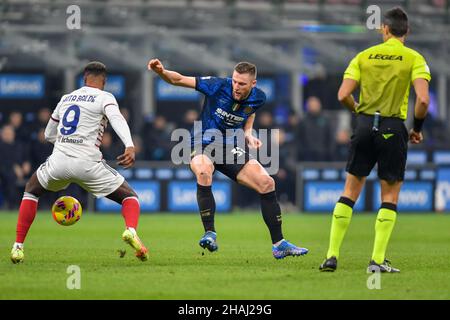 Mailand, Italien. 12th Dez 2021. Milan Skriniar (37) von Inter gesehen während der Serie Ein Spiel zwischen Inter und Cagliari bei Giuseppe Meazza in Mailand. (Foto: Gonzales Photo/Alamy Live News Stockfoto