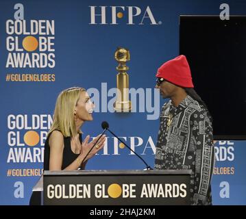 Beverly Hills, Usa. 13th Dez 2021. Helen Hoehne, Präsidentin der Hollywood Foreign Press Association, und Snoop Dogg präsentieren am Montag, den 13. Dezember 2021 in Beverly Hills, Kalifornien, die Nominierungen für den jährlichen Golden Globe Award 79th im Beverly Hilton. Foto von Jim Ruymen/UPI Credit: UPI/Alamy Live News Stockfoto