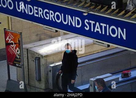 Menschen am Londoner Bahnhof Waterloo, da die Arbeit von der Regierung von zu Hause aus begonnen hat. Der britische Covid-Alarmwert wurde von Stufe 3 auf Stufe 4 angehoben, nachdem die Anzahl der Omicron-Fälle rapide zugenommen hatte. Bilddatum: Montag, 13. Dezember 2021. Stockfoto