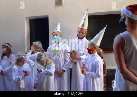 13. Dezember 2021, teneriffa, Spanien: Die Feier von Santa Lucia in der schwedischen Kirche Los Cristianos, eine Tradition voller Magie und Mystik. In der Prozession inkarniert ein Mädchen die heilige hat Brautjungfern und Sternjungen. (Bild: © Mercedes Menendez/Pacific Press via ZUMA Press Wire) Stockfoto