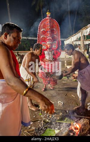 Theyyam Künstler auftreten während Tempelfest in Payyanur, Kerala, Indien. Stockfoto