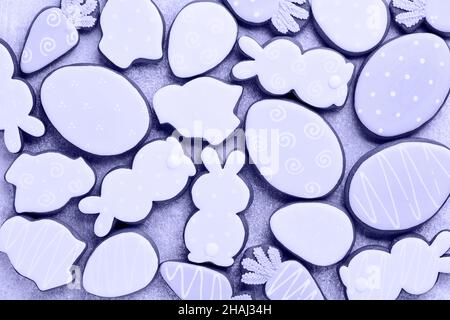 Abstract Ostern bunten Lebkuchen, Süßigkeiten und verstreute Süßwaren Topping Dressing auf grauem Hintergrund. Festliches Hintergrundkonzept. Trend Stockfoto