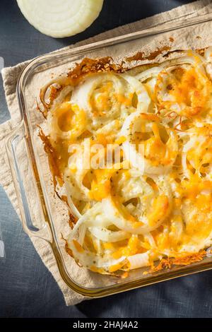 Gebackene kitschige Tennessee Zwiebeln in einer Auflaufform Stockfoto