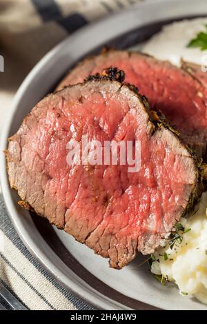 Hausgemachtes Rinderfilet mit Grassgefüttert, geröstetes Rind, Meerrettich und Kartoffel Stockfoto