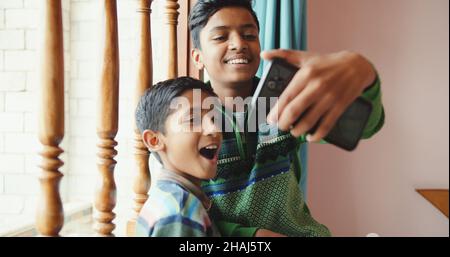 Südasiatische Jungen nehmen ein Selfie Stockfoto