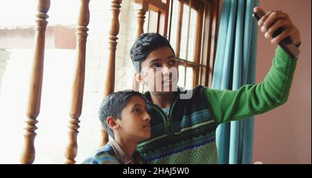 Südasiatische Jungen nehmen ein Selfie Stockfoto