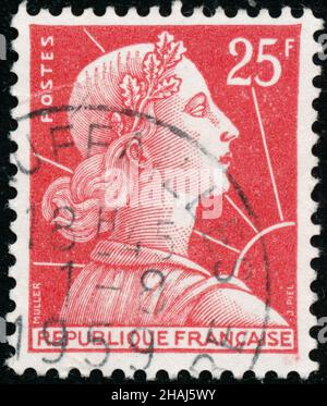 POLTAVA, UKRAINE -Dezember 13 , 2021. Vintage Stempel gedruckt in Frankreich um 1959 zeigt Frau Stockfoto
