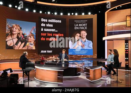 Der französische Moderator Laurent Delahousse mit Jean Todt (Fra), FIA-Präsident, Romain Grosjean, ehemaliger Fahrer von F1, Marion Jolles-Grosjean, während der französischen Fernsehshow 20h30 Le Dimanche am 12. Dezember 2021 in Paris, Frankreich - Foto Eric Vargiolu / DPPI Stockfoto