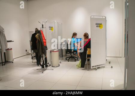 Das Impfzentrum gegen Covid-19 im Einkaufszentrum Westfield Chodov, Prag, Tschechische Republik, 13. Dezember 2021. (CTK Photo/Libor Sojka) Stockfoto