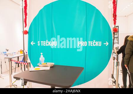 Das Impfzentrum gegen Covid-19 im Einkaufszentrum Westfield Chodov, Prag, Tschechische Republik, 13. Dezember 2021. (CTK Photo/Libor Sojka) Stockfoto