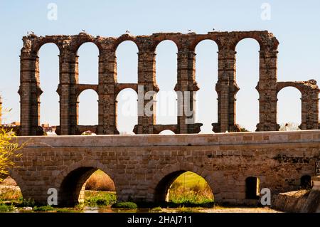 Die antike römische Brücke Puente de Albarregas und das Aquädukt Acueducto de Los Milagros in Mérida, Spanien. Stockfoto