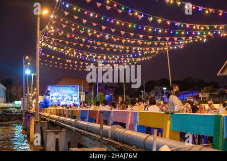 Pattaya Thailand, Naklua Nachtmarkt mit viel Street Food, lokaler Thai Markt mit Menschen, die Lebensmittel Naklua Nachtmarkt verkaufen. Pattaya Stockfoto