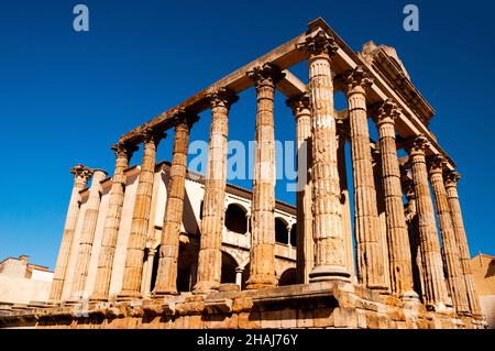 Römischer Diana-Tempel in Merida, Spanien mit kannelierten korinthischen Säulen. Stockfoto