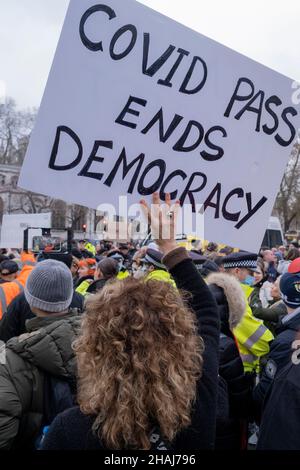 Vierundzwanzig Tage nach weiteren 48.854 Covid-Infektionen und 52 Todesfällen im Vereinigten Königreich, und die Regierung kündigte ein Massenimpfungsprogramm gegen die Omicron Covid-Variante an, Anti-Vaxner protestieren vor dem britischen parlament am 13th. Dezember 2021 in London, England, gegen den Verlust von Freiheiten. Stockfoto