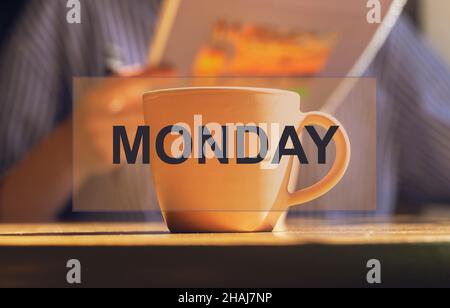 Word Monday mit Kaffeetasse, Planer als glückliche Sommerwoche beginnt. Stockfoto