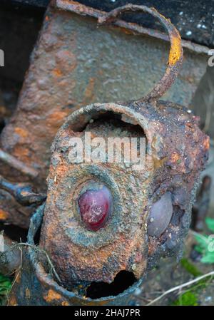 Vintage Red, Straßenarbeiten, Sicherheitslampe, Laterne, ikonische Form, Großer Haken, Fischaugenlinsen, Magnetfischen, finden, korrodiert, Rostig, 1960, Warnung, warnen. Stockfoto