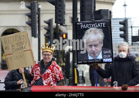 London, Großbritannien. 8th Dez 2021. Regierungsfeindliche Demonstranten auf dem Parliament Square kämpfen gegen die Folgen des Brexit und dessen, was sie als Regierung betrachten Stockfoto