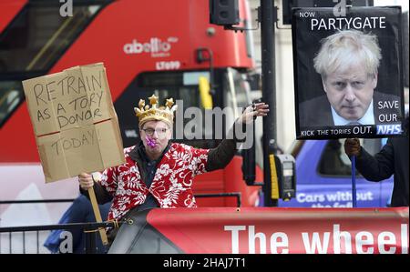 London, Großbritannien. 8th Dez 2021. Regierungsfeindliche Demonstranten auf dem Parliament Square kämpfen gegen die Folgen des Brexit und dessen, was sie als Regierung betrachten Stockfoto