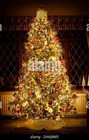 Traditioneller Weihnachtsbaum in einem britischen Zuhause Stockfoto
