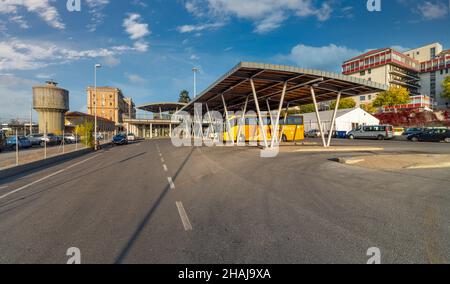 Cuneo, Piemont, Italien - 22. Oktober 2021: Busbahnhof Movicentro in der Nähe des Bahnhofs Stockfoto