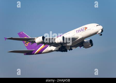 Thai Airways International Airbus A380-841 Flugzeug HS-DI - benannt Si Racha / ศรีราชา, das vom Flughafen London Heathrow in blauem Himmel abfliegt Stockfoto