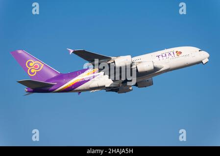 Thai Airways International Airbus A380-841 Flugzeug HS-DI - benannt Si Racha / ศรีราชา, das vom Flughafen London Heathrow in blauem Himmel abfliegt Stockfoto