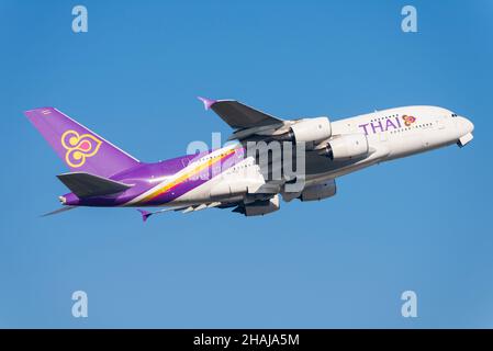 Thai Airways International Airbus A380-841 Flugzeug HS-DI - benannt Si Racha / ศรีราชา, das vom Flughafen London Heathrow in blauem Himmel abfliegt Stockfoto