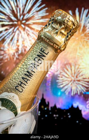 Champagner-Feuerwerk auf Eisweinkühler, mit Restaurant-Bar-Party-Feier Silvesterparty-Feuerwerk dahinter. London Großbritannien Stockfoto