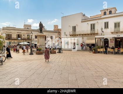 Favignana, Trapani, Italien - 22. September 2016: Touristen besuchen das historische Zentrum der Insel Favignana, Egadi-Inseln im Mittelmeer. Stockfoto