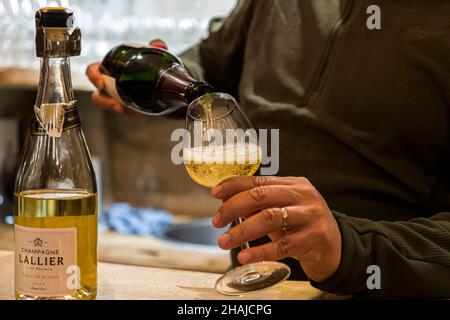 "Lallier Blanc de Blancs"-Sekt, hergestellt aus 100 Prozent Chardonnay-Trauben aus einem Grand-Cru-Weingut, wird während einer Verkostung im Weinkeller des Restaurants Saint Marc in Aups, Département Var, Frankreich, eingeschenkt. Stockfoto