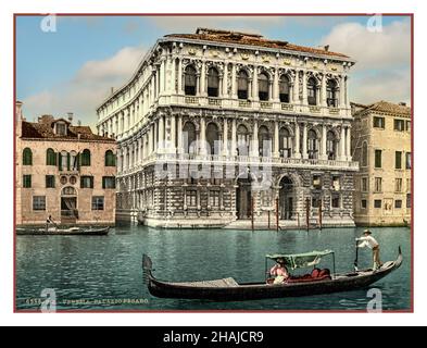 Pesaro Palace, Venedig, Italien 1900 Photochrom-Farbtechnik, mit Gondel im Vordergrund Gondoliere und Passagierin Grand Canal Venedig Italien 'VENEZIA PALAZZO PESARO' Stockfoto