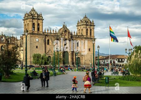 Kathedrale von Cusco (Catedral Basilica de la Virgen de la Asuncion), peruanische und Inka-Flaggen und Plaza de Armas, Cusco, Peru Stockfoto